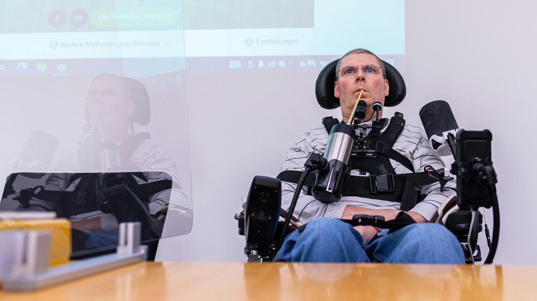 Vor dem Termin sitzt der Kläger Robert Mayer im OVG in Münster. Die zwei Kläger und eine Klägerin aus Rheinland-Pfalz, Niedersachsen und Baden-Württemberg leiden an verschiedenen schwerwiegenden Erkrankungen.