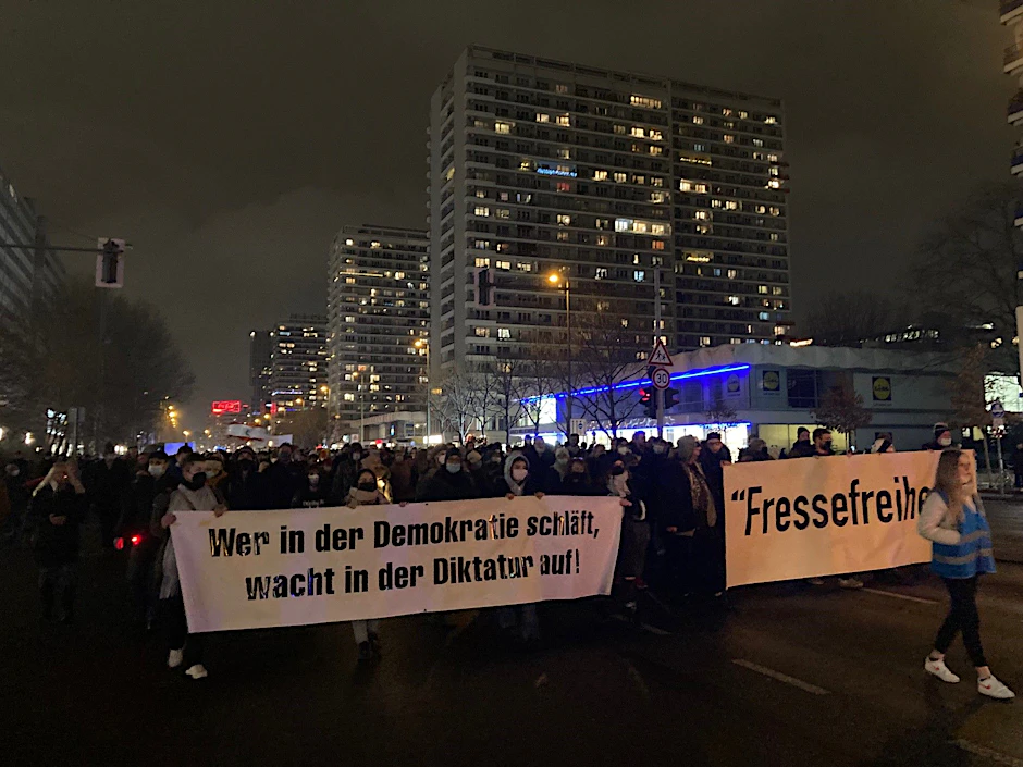 Protestierende ziehen über die Leipziger Straße in Berlin.
