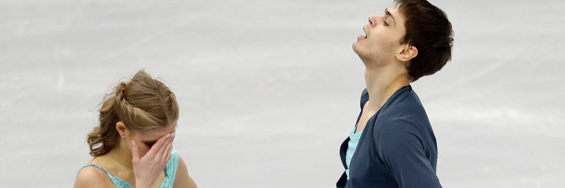 Nolan Seegert mit seiner Partnerin Minerva Hase (l). Das Berliner Eiskunstlaufduo bangt jetzt in Peking.