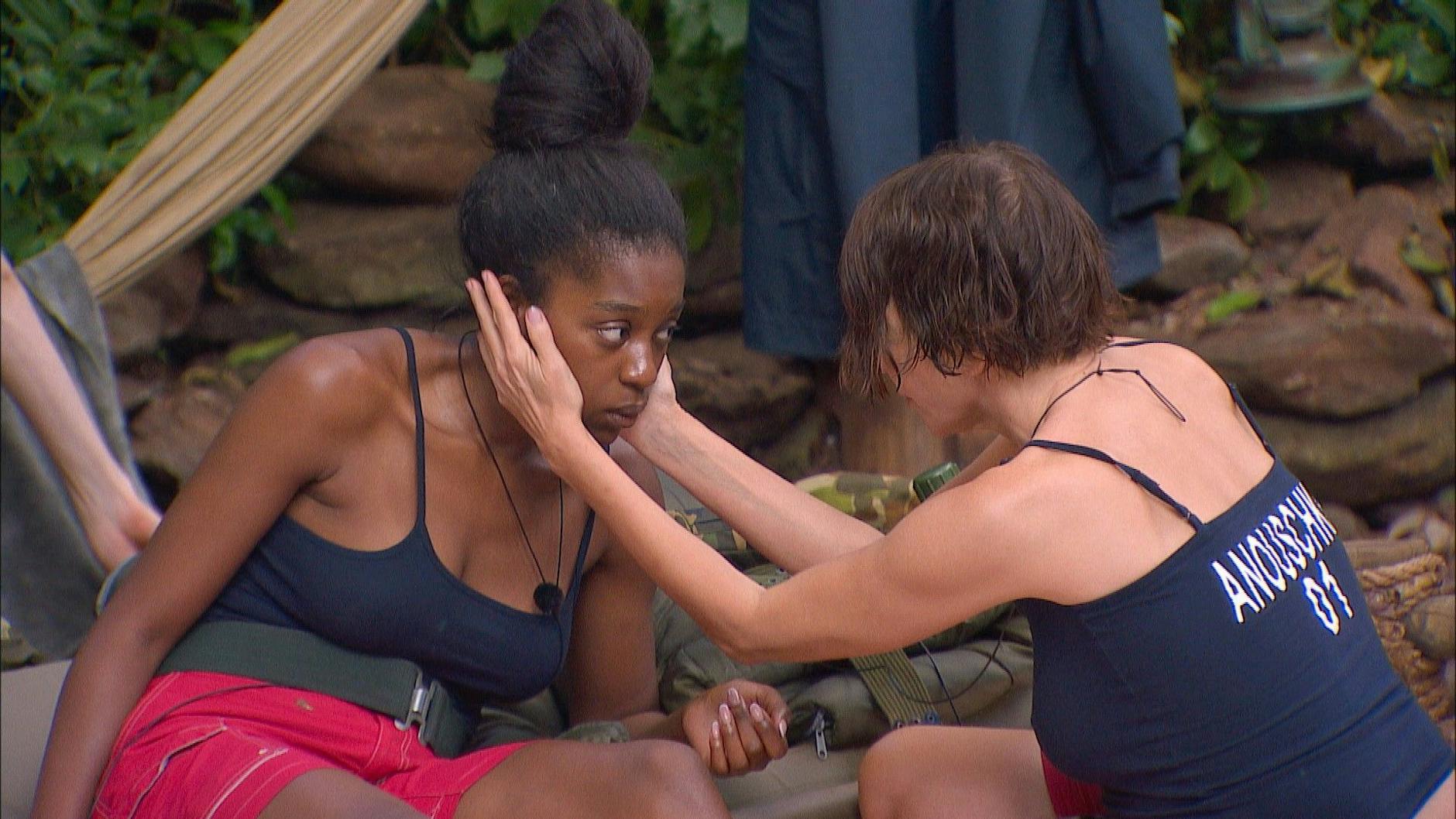 Auf den letzten Drücker finden Linda Nobat und Anouschka Renzi im Dschungelcamp doch noch versöhnliche Worte.