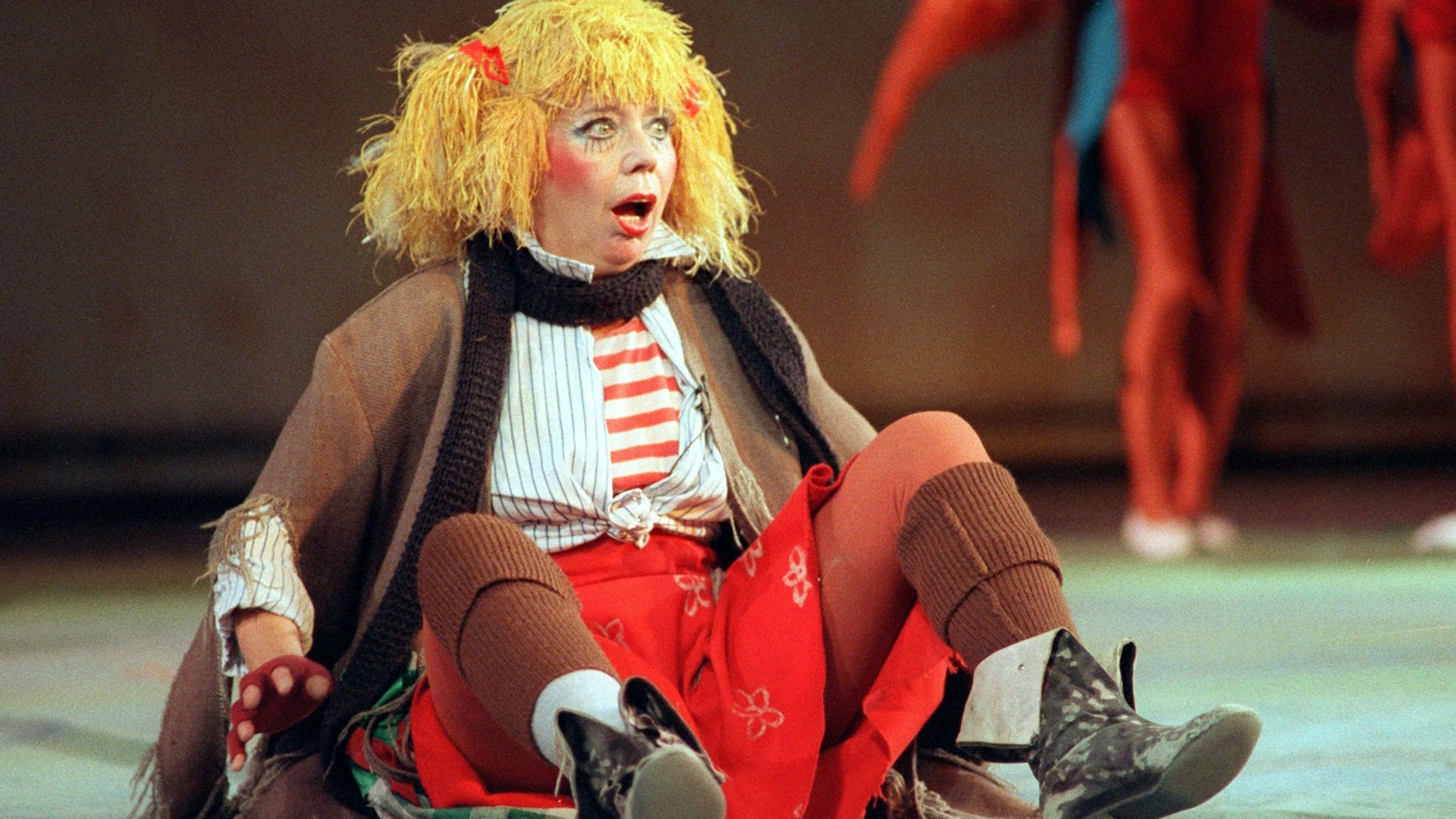 Ellen Tiedtke spielt im Friedrichstadtpalast in Berlin eine Szene aus der Kinderrevue „Die Sonne“.