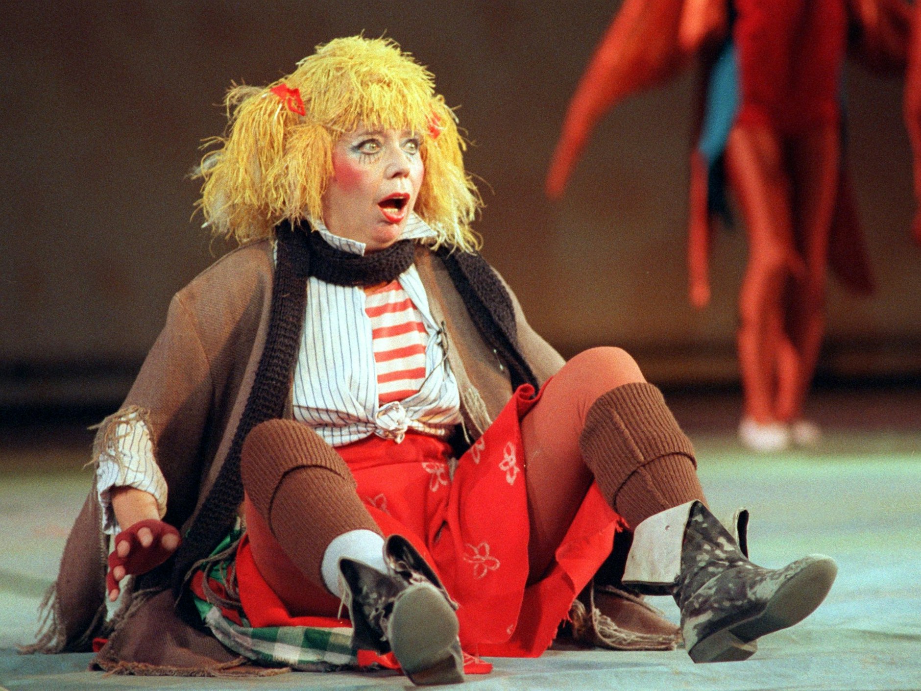 Ellen Tiedtke spielt im Friedrichstadtpalast in Berlin eine Szene aus der Kinderrevue „Die Sonne“.