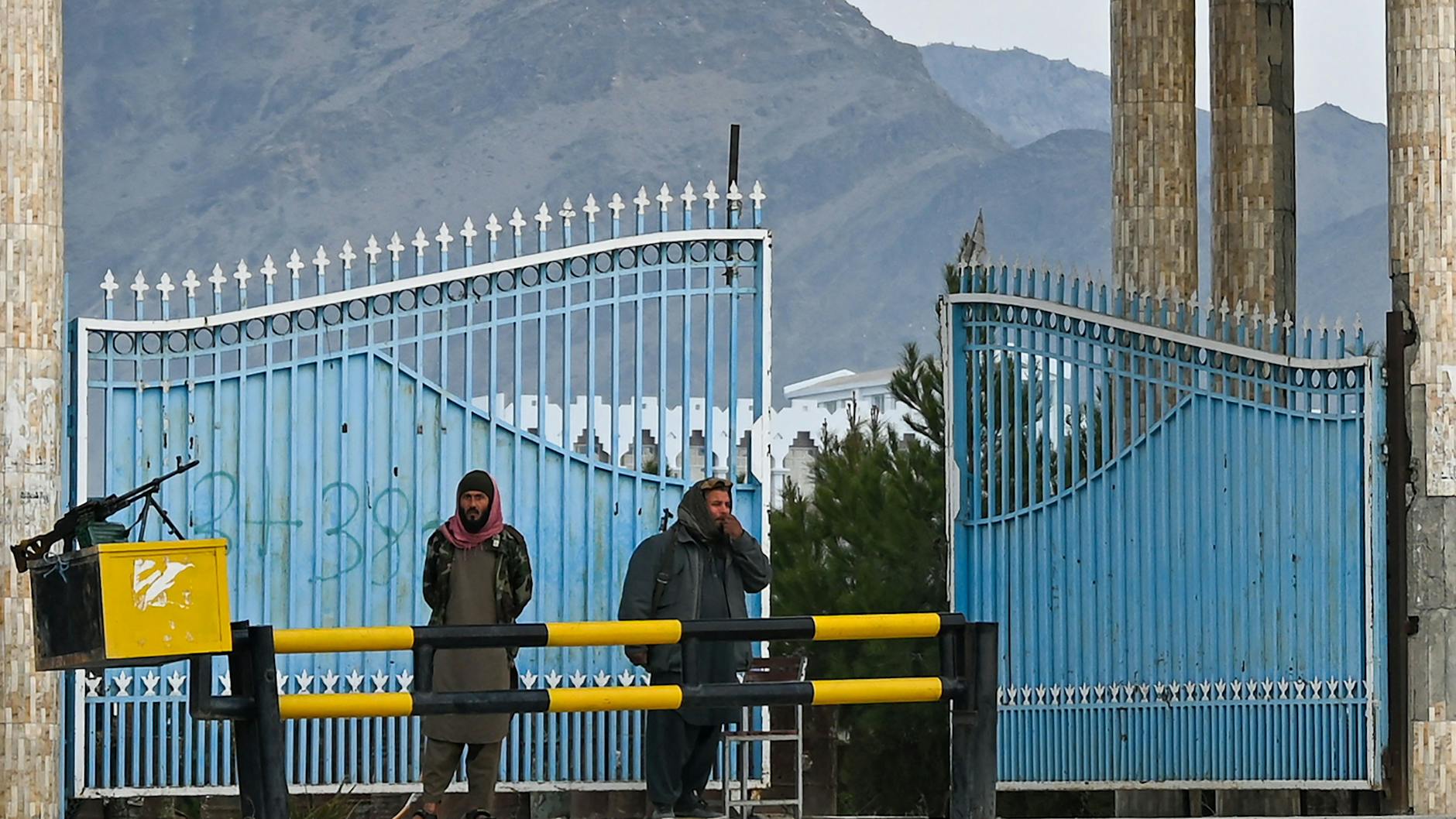 Taliban-Kämpfer vor dem Haupttor der Universität in Laghman