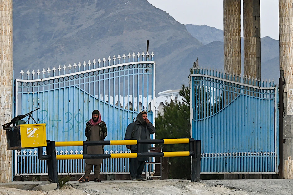 Taliban-Kämpfer vor dem Haupttor der Universität in Laghman