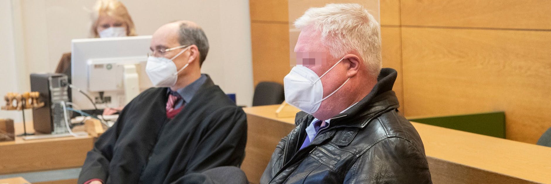 Dem Angeklagten Detlef M. (57, r.) wird zur Last gelegt, interne Polizei-Erkenntnisse an Mitglieder einer Chatgruppe weitergeleitet zu haben.