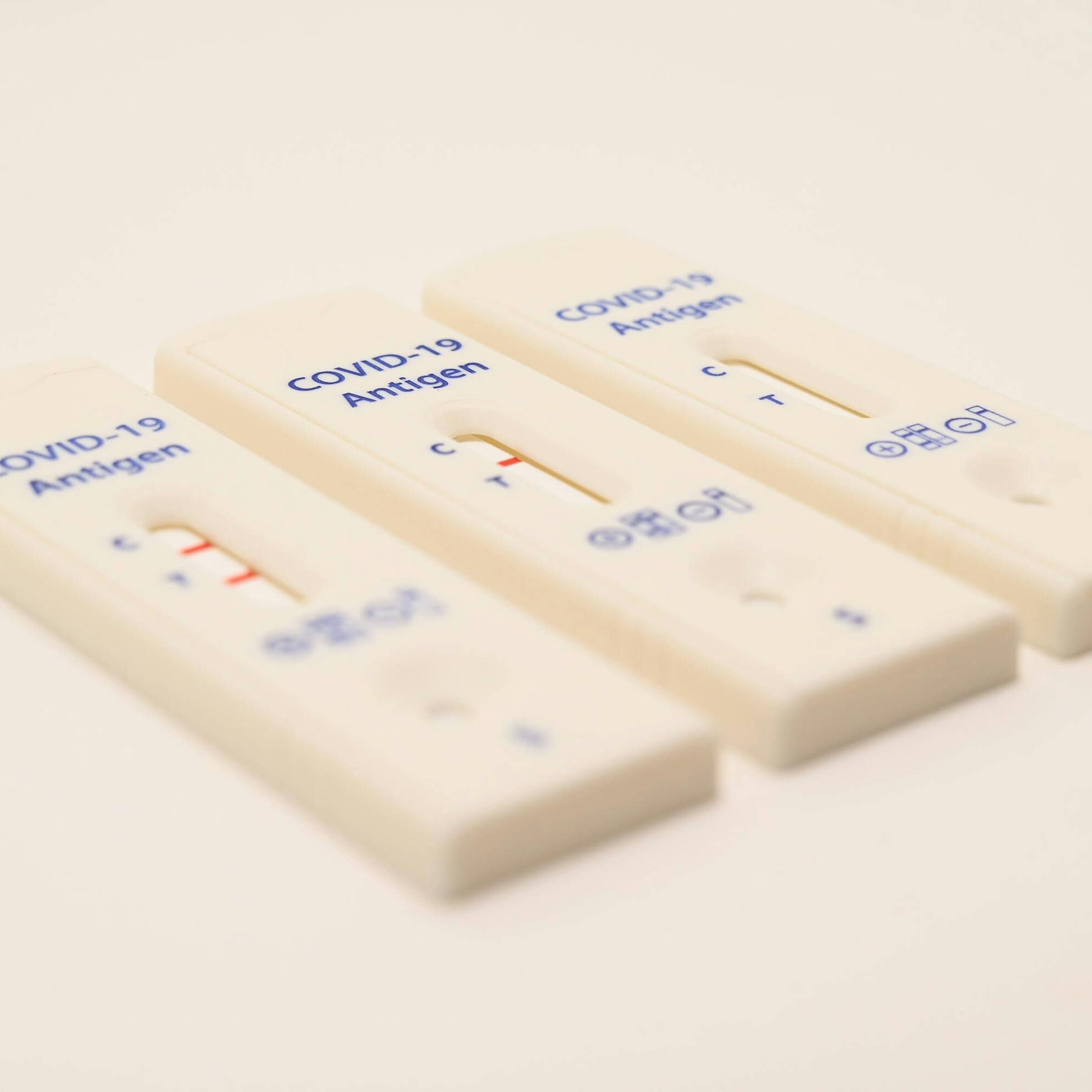 Corona-R-Wert sinkt unter 1! Ist das schon der Wendepunkt der Omikron-Welle?