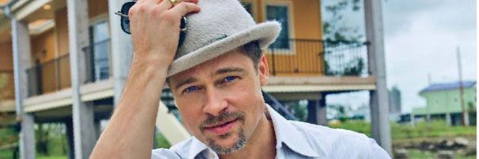 Brad Pitt vor einem seiner Häuser auf dem Cover des Architektur-Magazins Architectural Digest.