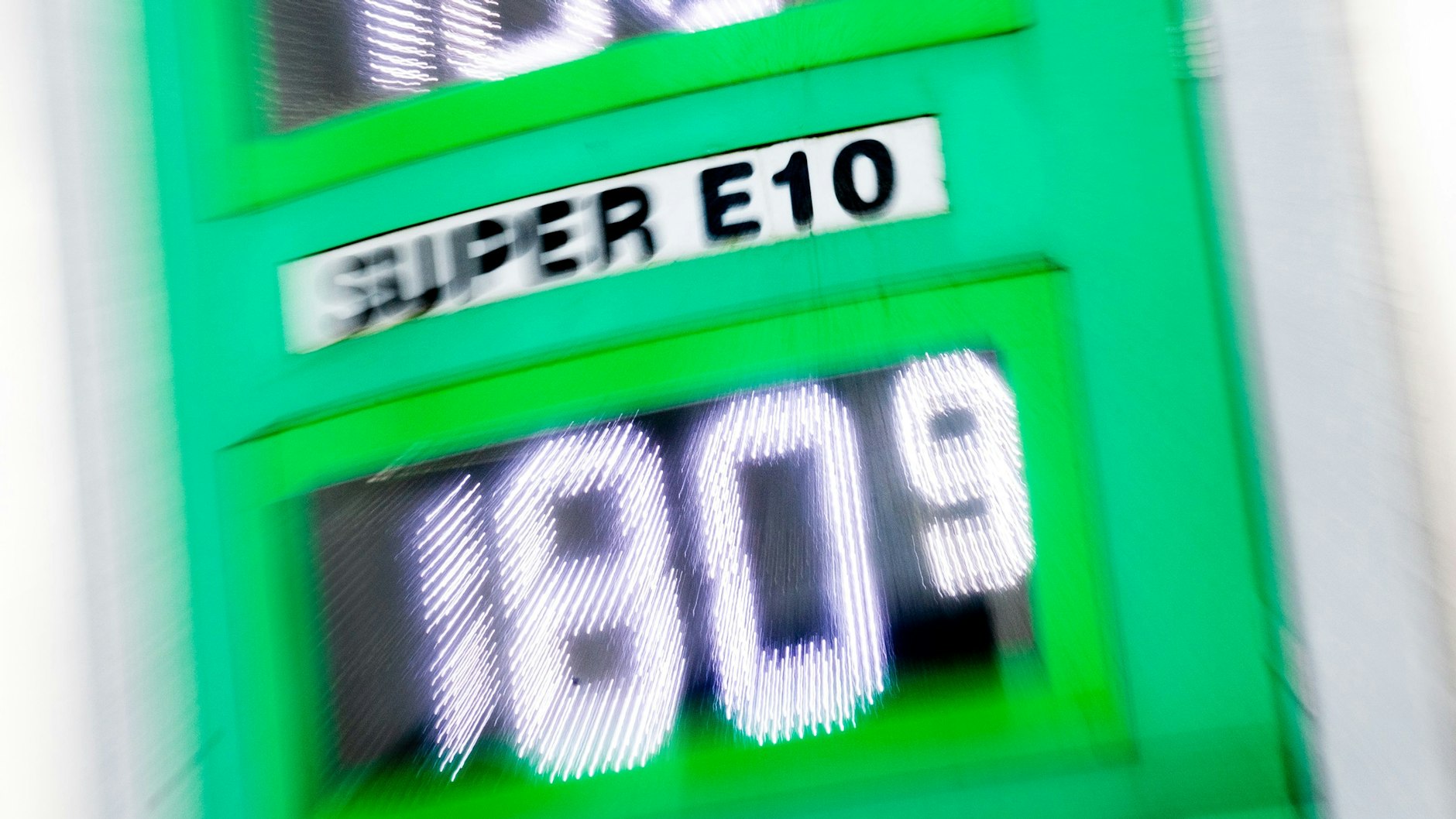 Die hohen Energie- und Kraftstoffpreise treiben die Inflation: Eine Anzeigetafel einer Tankstelle im Landkreis Oldenburg zeigt einen Preis von 1,809 Euro für einen Liter Super E10 an. Superbenzin der Sorte E10 ist in Deutschland so teuer wie nie.