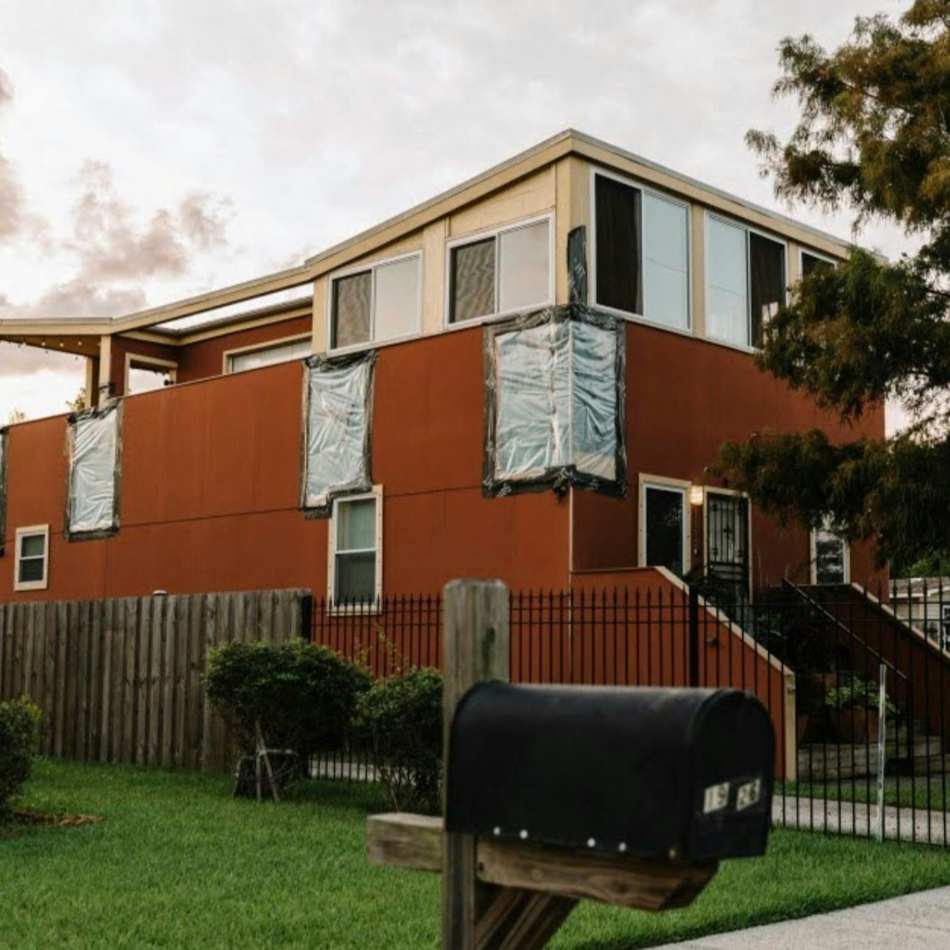 Die Architekten hatten auf Regenrinnen, Dachvorsprünge und wasserfeste Farben verzichtet.