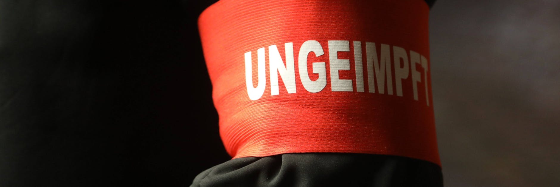 Corona-Maßnahmen-Gegner tragen Armbinden, teils auch einen gelben Stern (den wir hier nicht zeigen wollen).