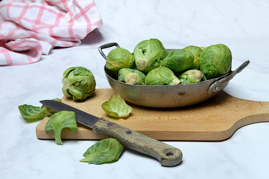 Rosenkohl wächst an einem Strunk.