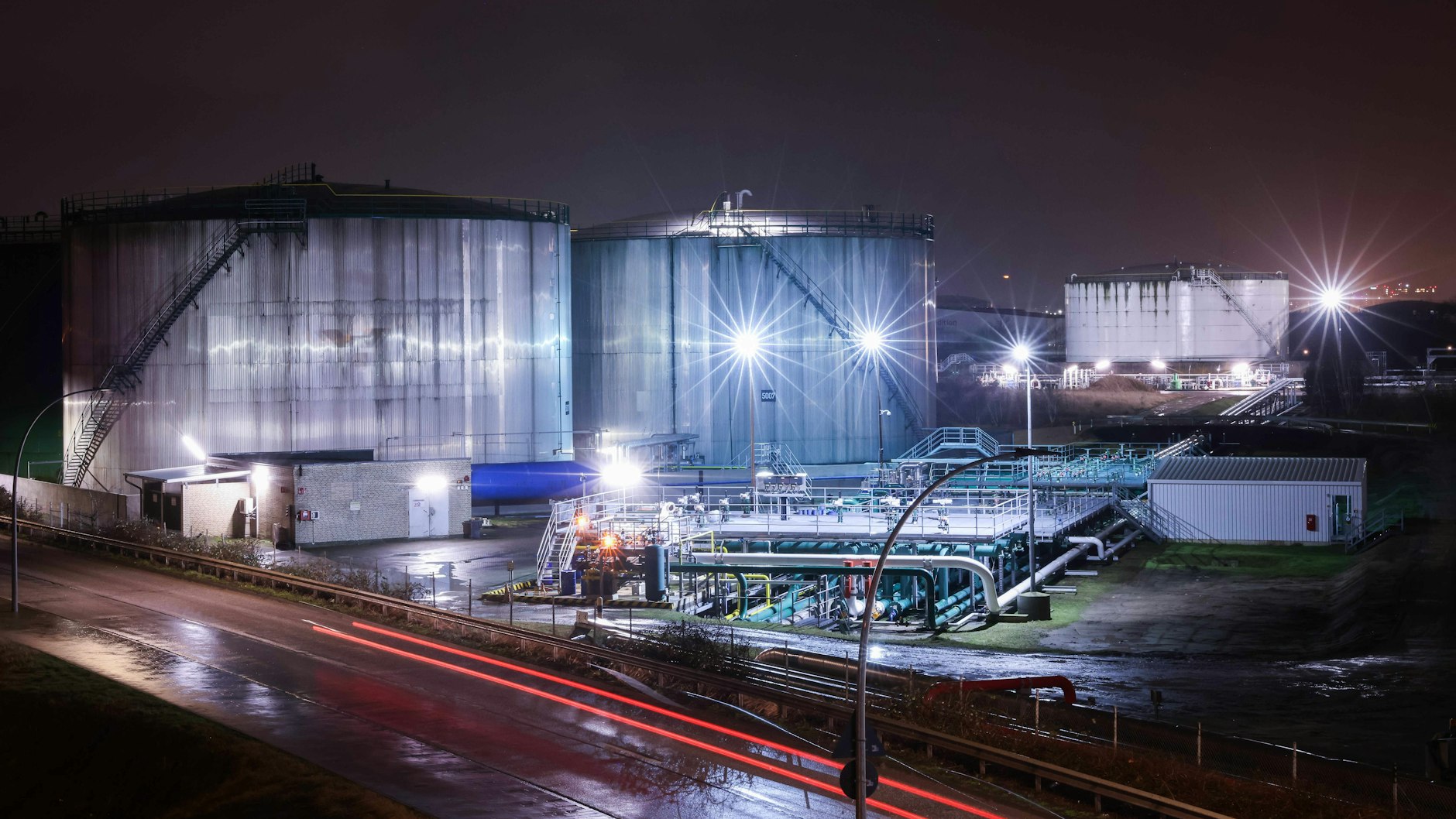 Blick auf Lagerbehälter des Unternehmens Oiltanking auf dem Gelände ihres Tanklagers im Hafen von Hamburg.