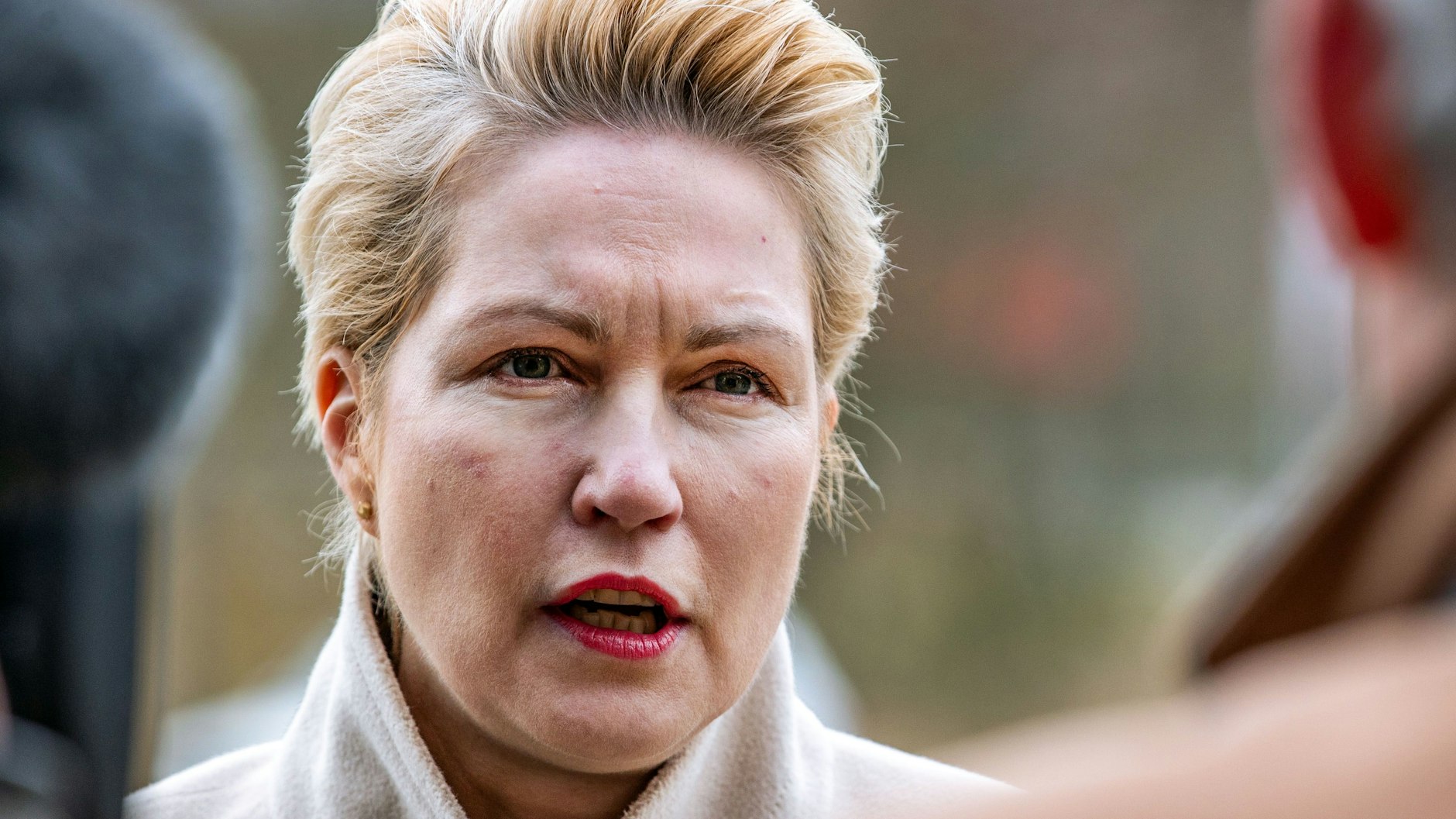 Mecklenburg-Vorpommerns Ministerpräsidentin Manuela Schwesig (SPD) hat wieder Ärger wegen einer vom Land gegründeten Umweltstiftung. Transparency International kritisiert Verschleierung.