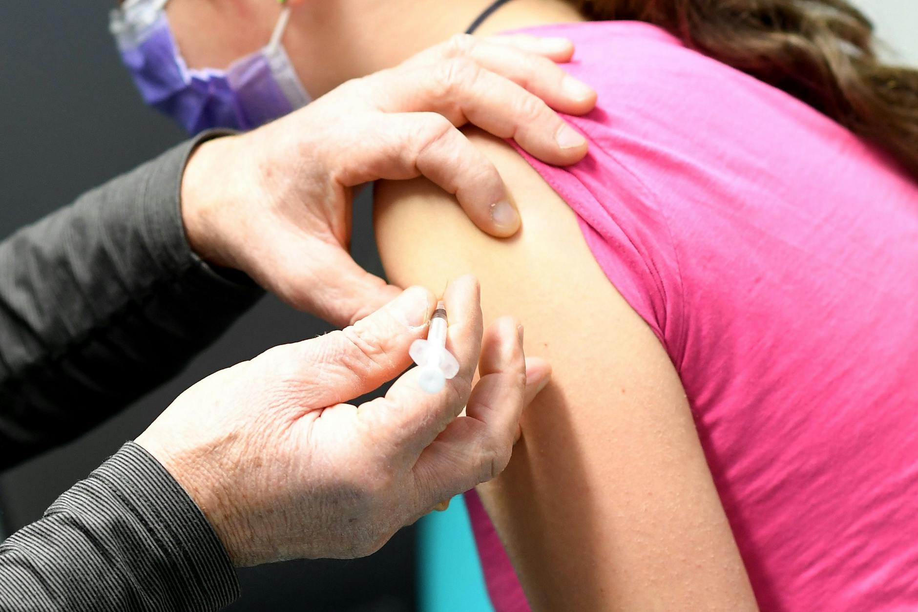 Endlich wurde auch gesunden Kindern im Alter zwischen 5 und 11 Jahren die Impfung gegen das Coronavirus empfohlen.