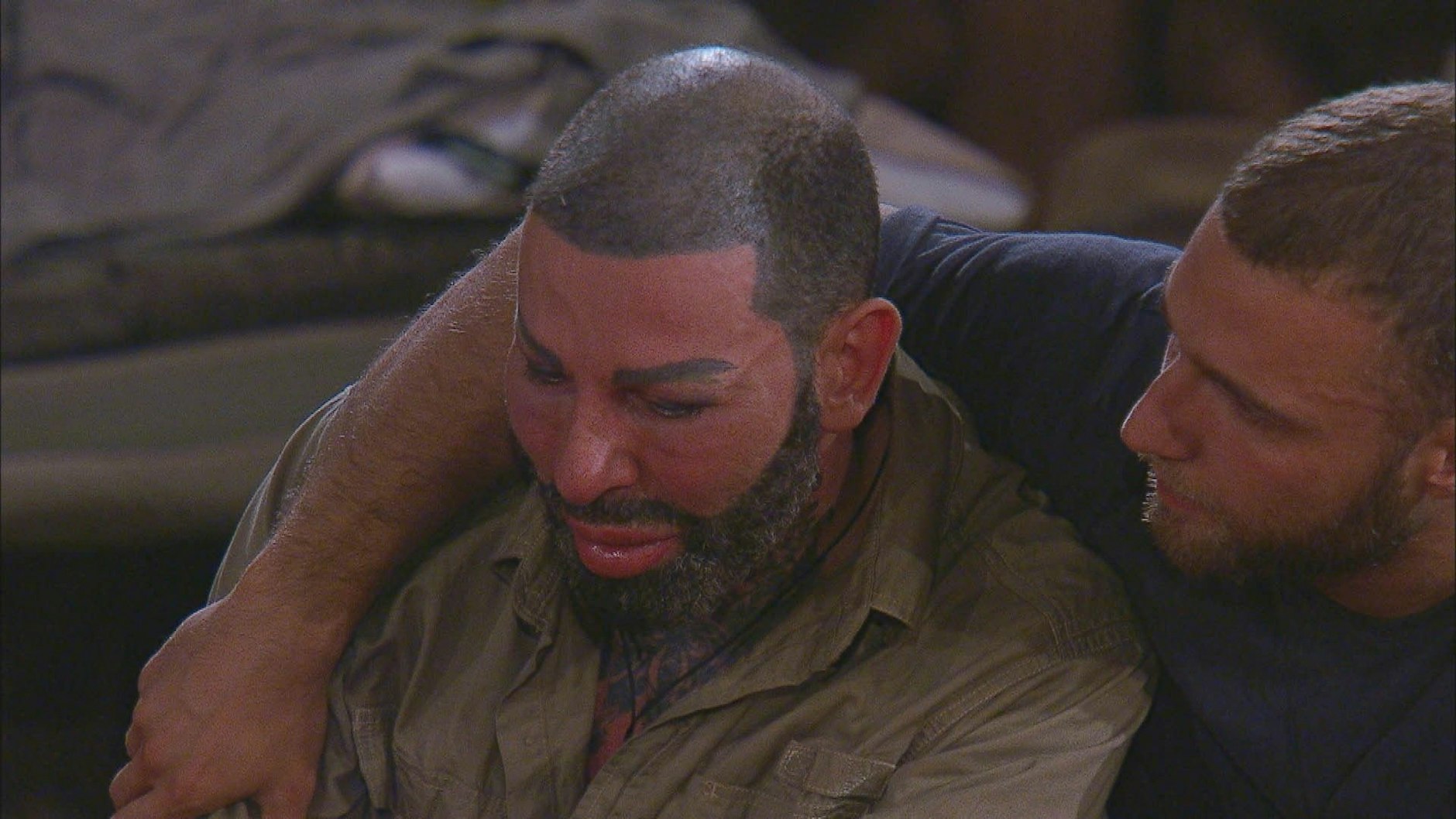 Harald Glööckler kann die Tränen nicht zurückhalten.