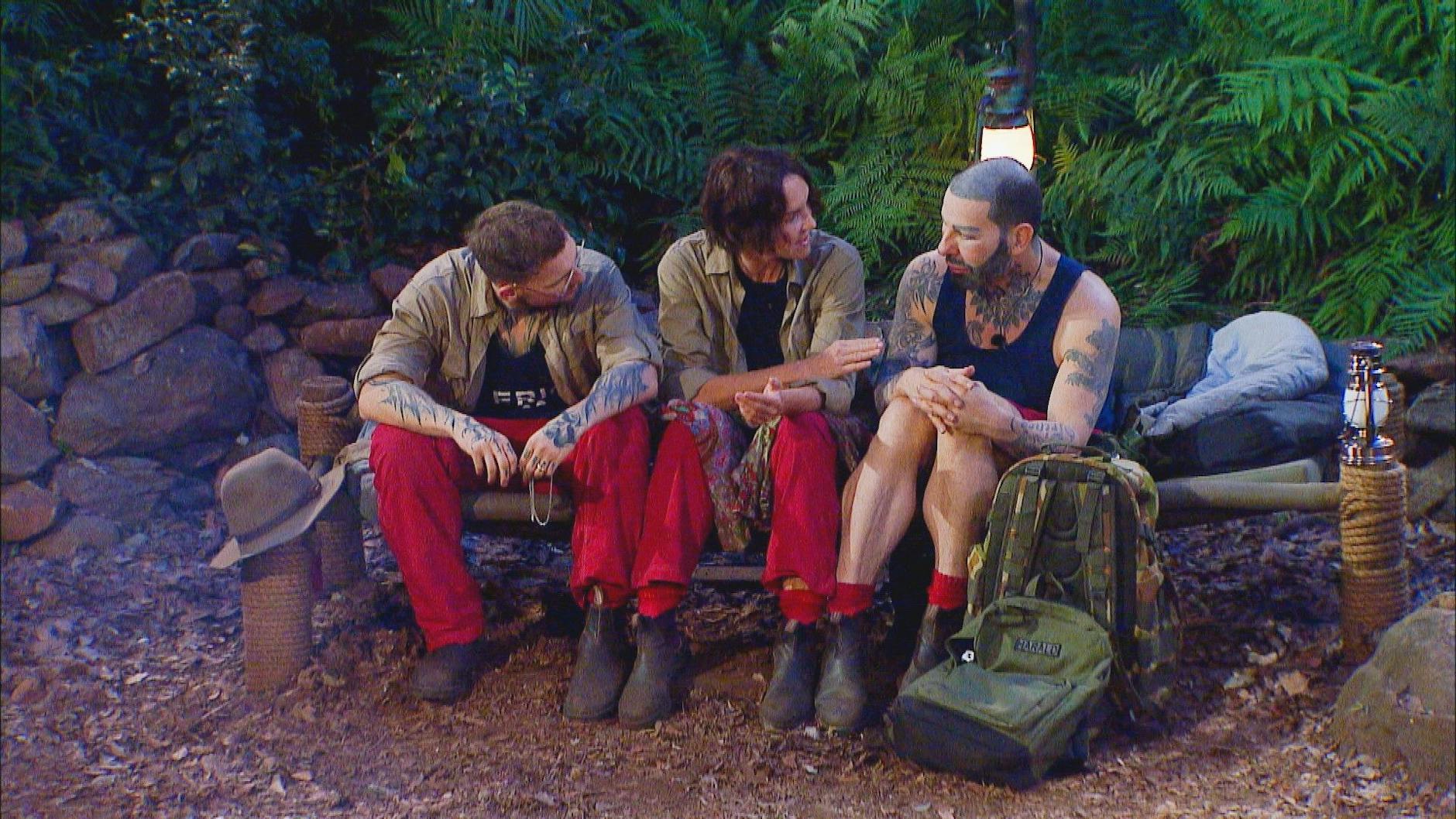 Dschugnelcamp: Harald Glööckler spricht mit Anouschka Renzi und Eric Stehfest über sein Aussehen.