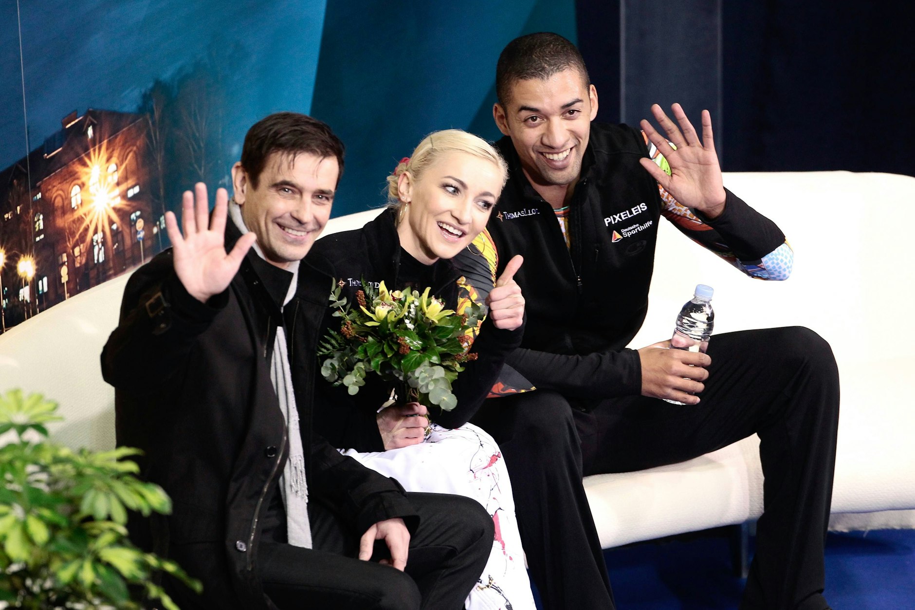 Trainer Ingo Steuer mit Aljona Savchenko und Robin Szolkovy.