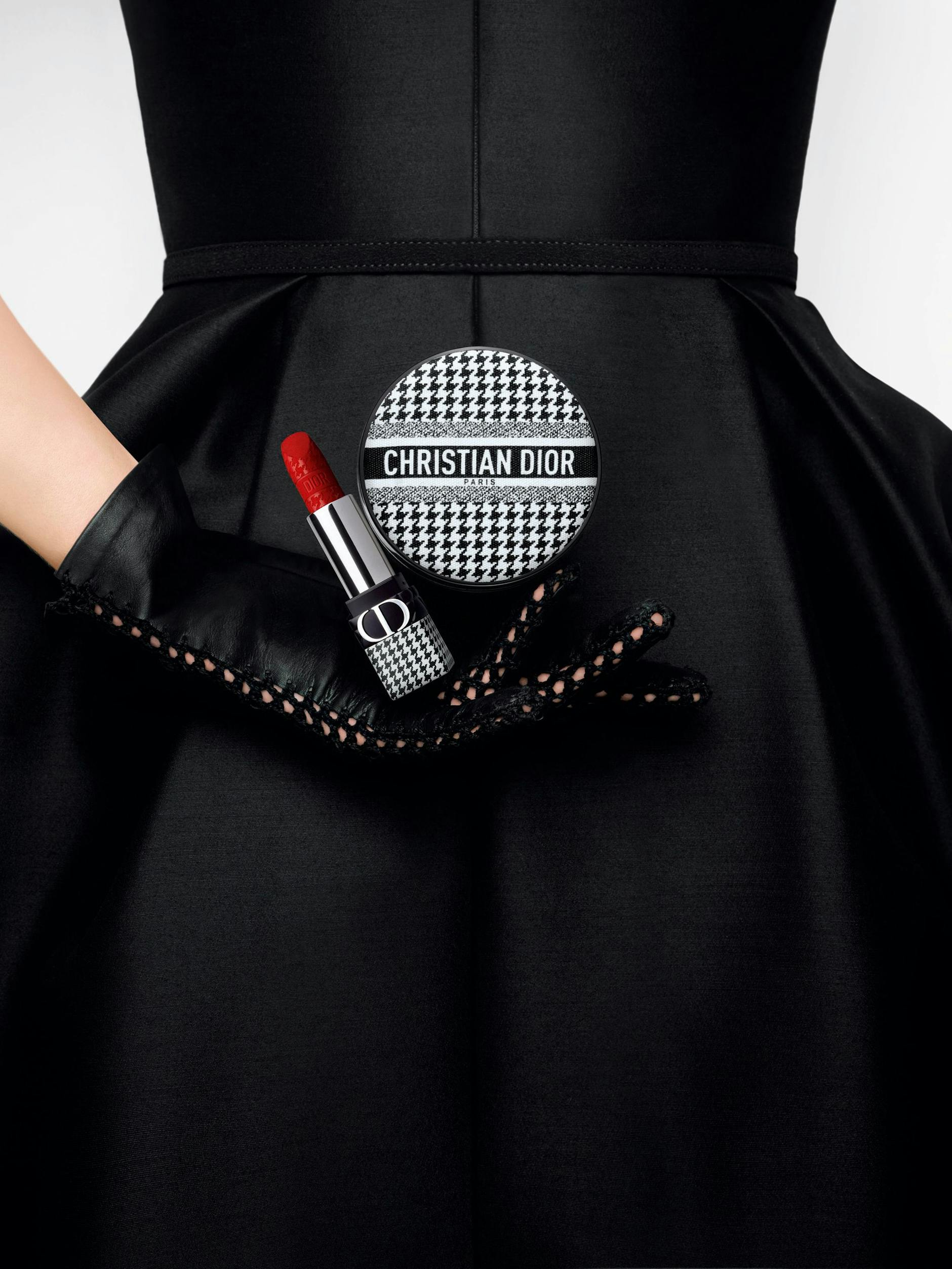 Im Januar lanciert: Die limitierten New-Look-Lippenstifte von Dior. Es gibt sie in sieben Farben sowie als transparenten Lippenbalsam mit mattem Finish. Preis pro Stück: 50 Euro. Es sind weitere Kosmetikprodukte in der Hahnentritt-Edition erhältlich. Im KaDeWe-gibt es die Edition noch zu kaufen, ebenso online bei Dior.