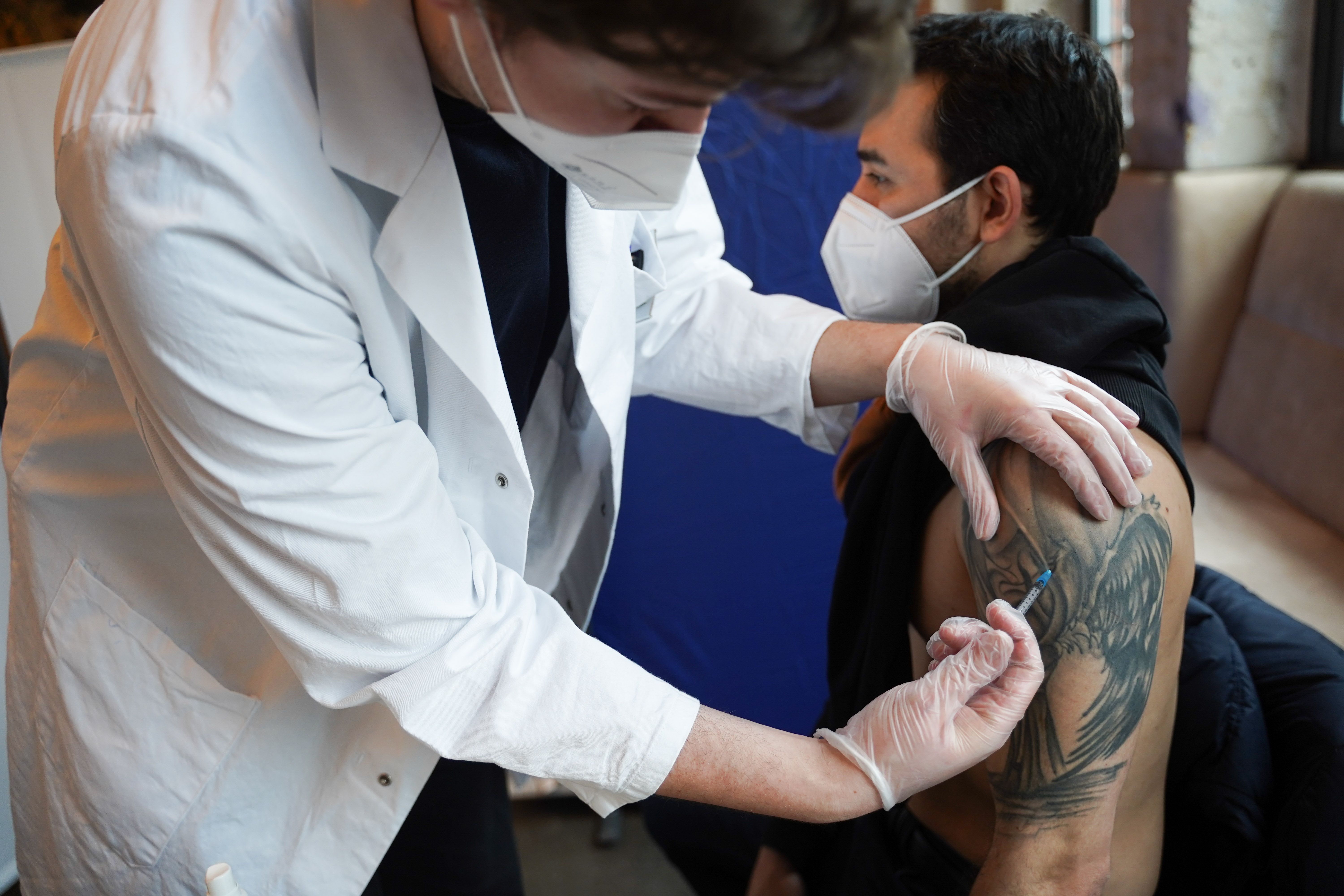 Studie räumt mit Vorurteil auf: Menschen mit Migrationsgeschichte haben höhere Impfbereitschaft!