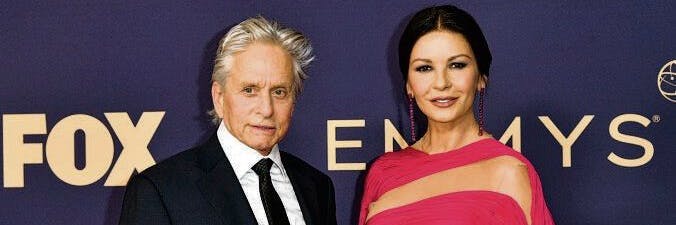 Michael Douglas zusammen mit seiner Ehefrau Catherine Zeta-Jones bei den Emmy Awards 2019.