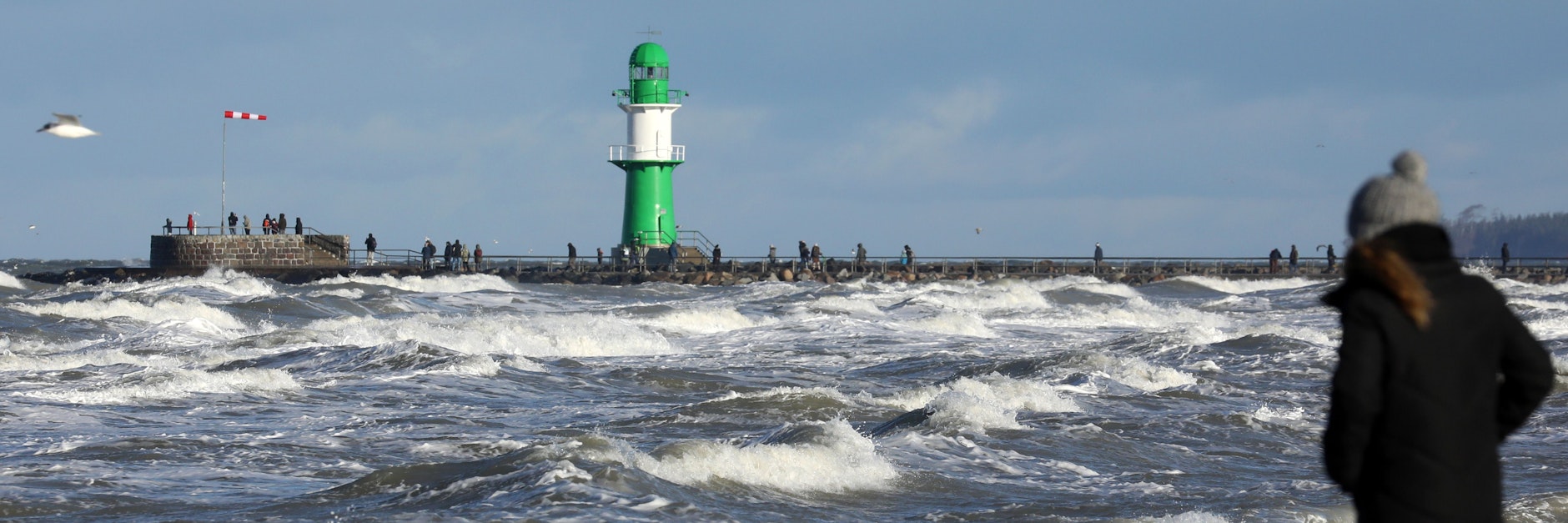 Warnemünde: Sturmböen sorgen für eine aufgewühlte Ostsee. Am Wochenende drohen mancherorts auch wieder kräftige Sturmböen.