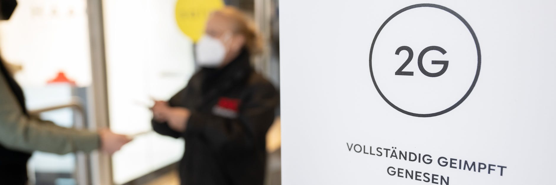 Eine Mitarbeiterin eines Kaufhauses kontrolliert am Eingang mit einem Smartphone nach der gültigen 2G-Regel den Impfnachweis einer Kundin. Der Ruf nach einer bundesweiten Abschaffung der 2G-Regel im Einzelhandel wird immer lauter.