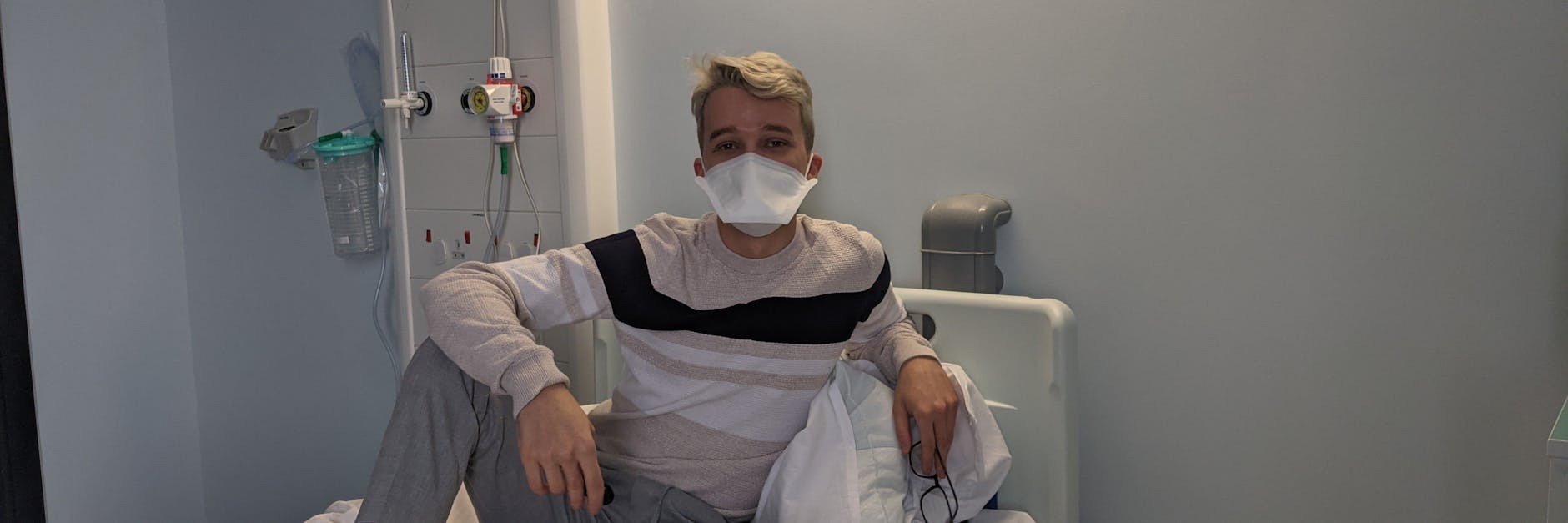 Jacob Hopkins, der gezielt mit dem Coronavirus infiziert wurde, sitzt in einem Krankenhausbett.