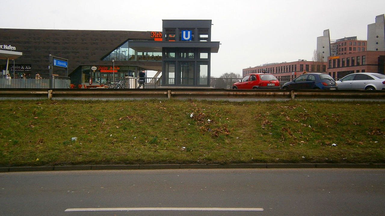 Die Fahrbahn der östlichen Brückenhälfte liegt höher als die der westlichen, weil sich darunter der U-Bahnhof befindet.