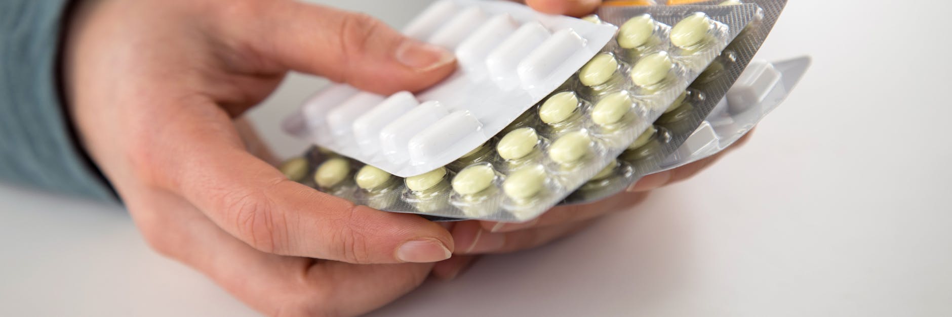 Wenn der Restmüll vom Entsorger verbrannt wird, können alte Tabletten dort bedenkenlos entsorgt werden.