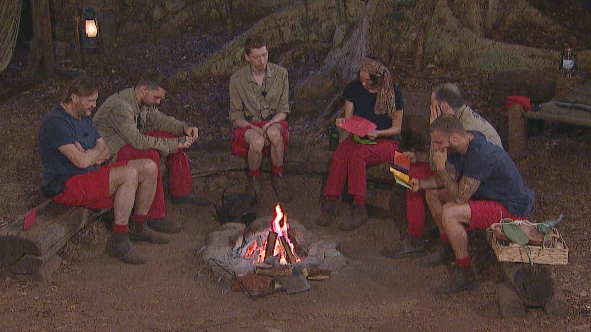 Die Dschungelcamper lesen sich gegenseitig die Briefe von ihren Liebsten vor. 