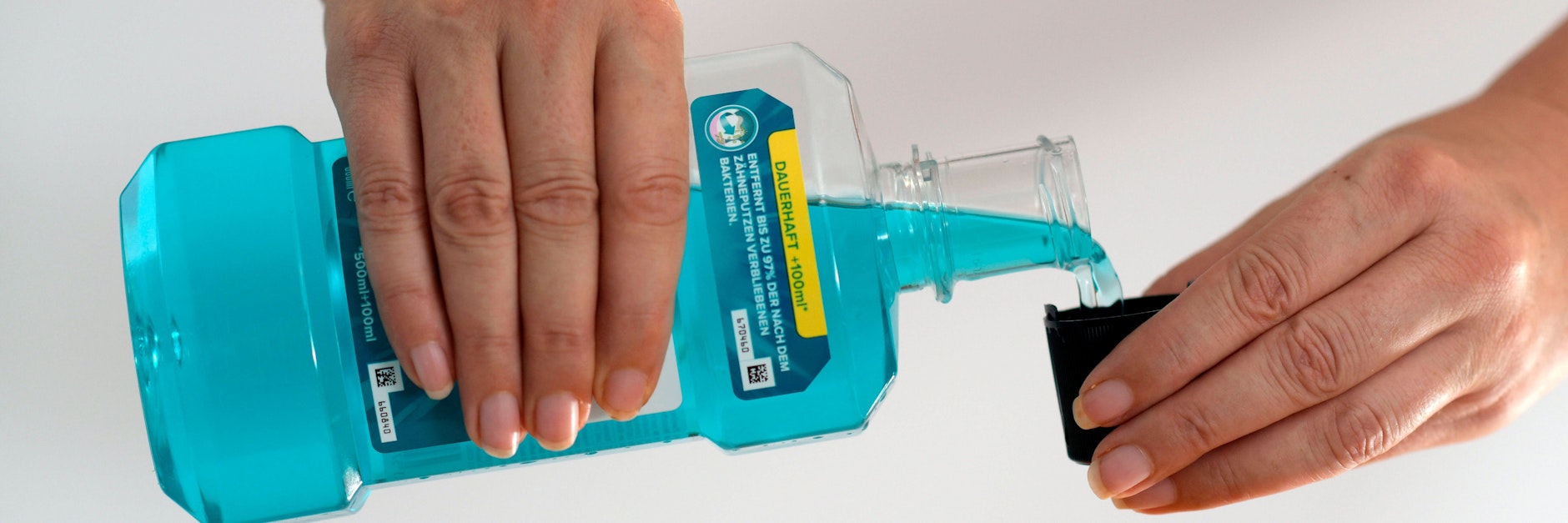 Immer wieder wird einem Mundspülung empfohlen, wenn es darum geht, eine Corona-Infektion zu vermeiden. Doch was ist da dran?