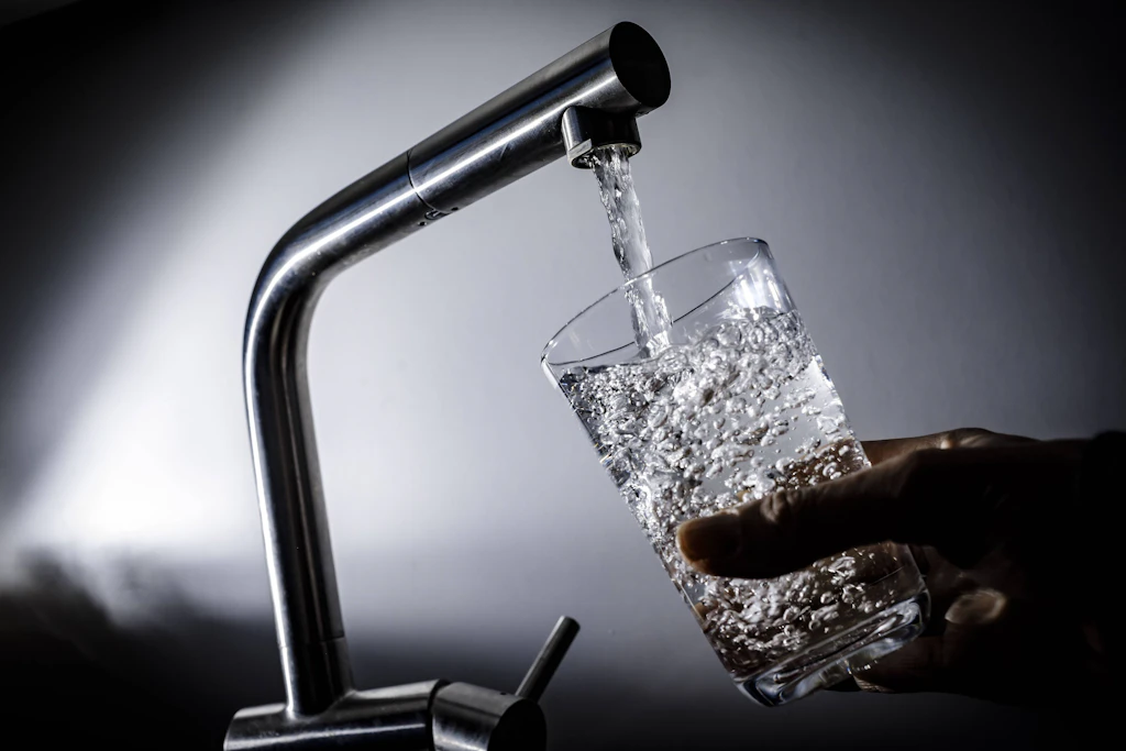 Darum ist Trinkwasser aus dem Hahn besser als Mineralwasser aus der Flasche