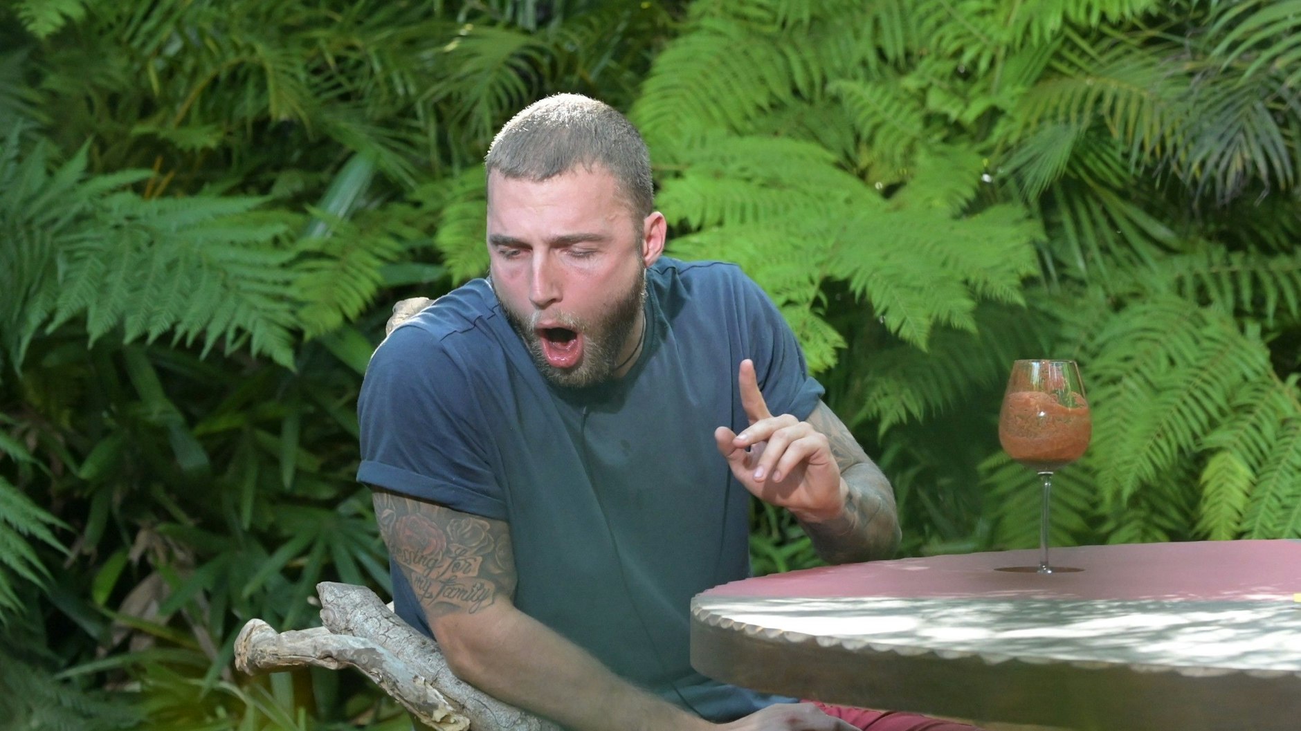 In jeder Prüfung, die etwas mit Runterschlucken zu tun hatte, musste Filip Pavlovic laut würgen und husten.