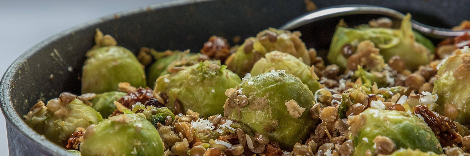 Rosenkohl mit Linsen aus der Pfanne schmecken fantastisch.