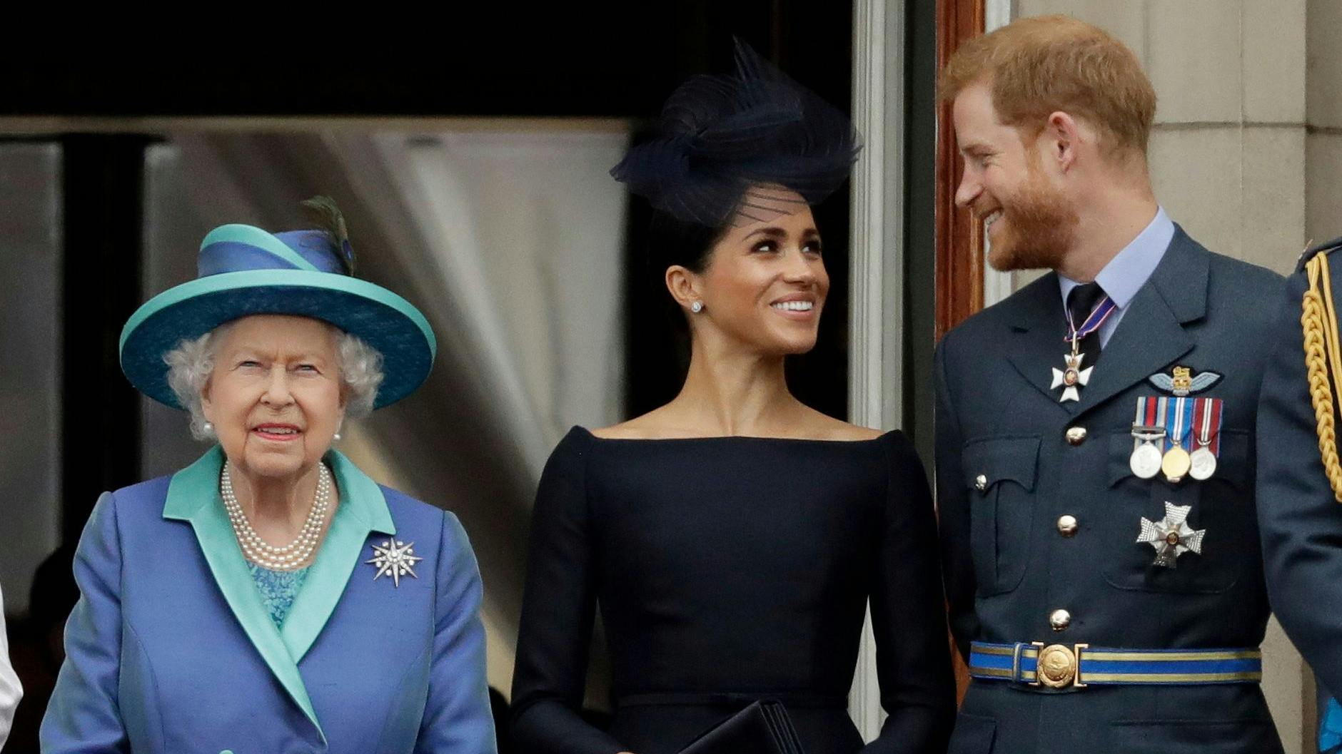 Queen Elizabeth II., Herzogin Meghan und Prinz Harry auf dem Balkon des Buckingham-Palastes.