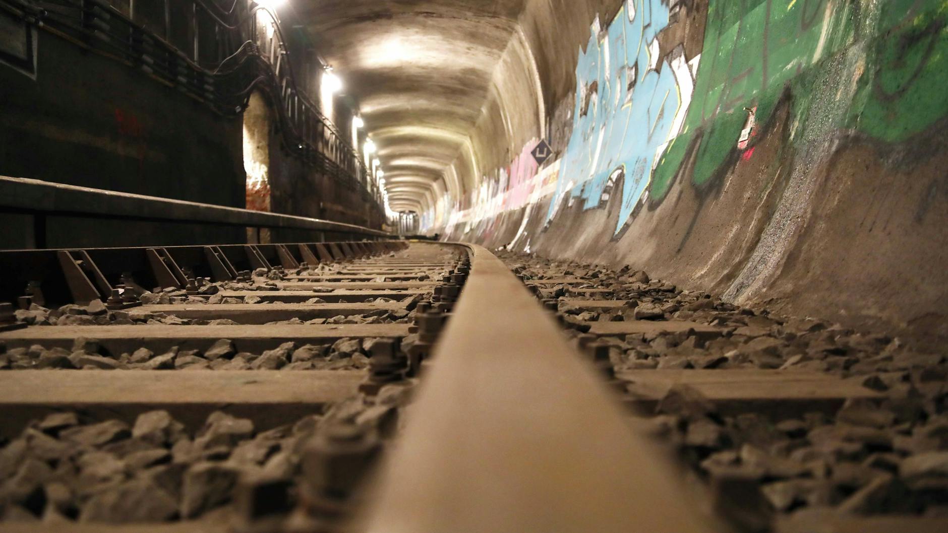 Der Waisentunnel verbindet in Mitte die U-Bahn-Linien U5 und U8. 1980 war er Schauplatz einer Flucht von DDR-Bürgern. Seit Mai 2016 ist keine U-Bahn mehr durch den Tunnel gerollt.