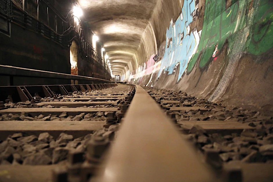 Der Waisentunnel verbindet in Mitte die U-Bahn-Linien U5 und U8. 1980 war er Schauplatz einer Flucht von DDR-Bürgern. Seit Mai 2016 ist keine U-Bahn mehr durch den Tunnel gerollt.