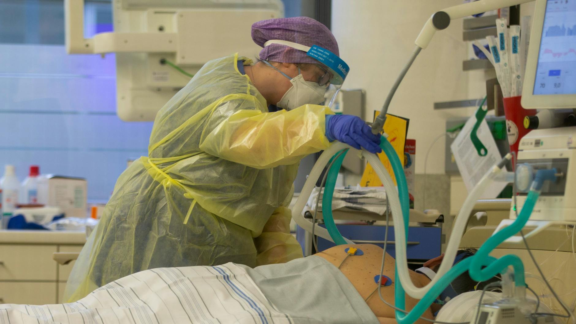 Eine Krankenschwester betreut einen Patienten auf einer Covid-19-Intensivstation.