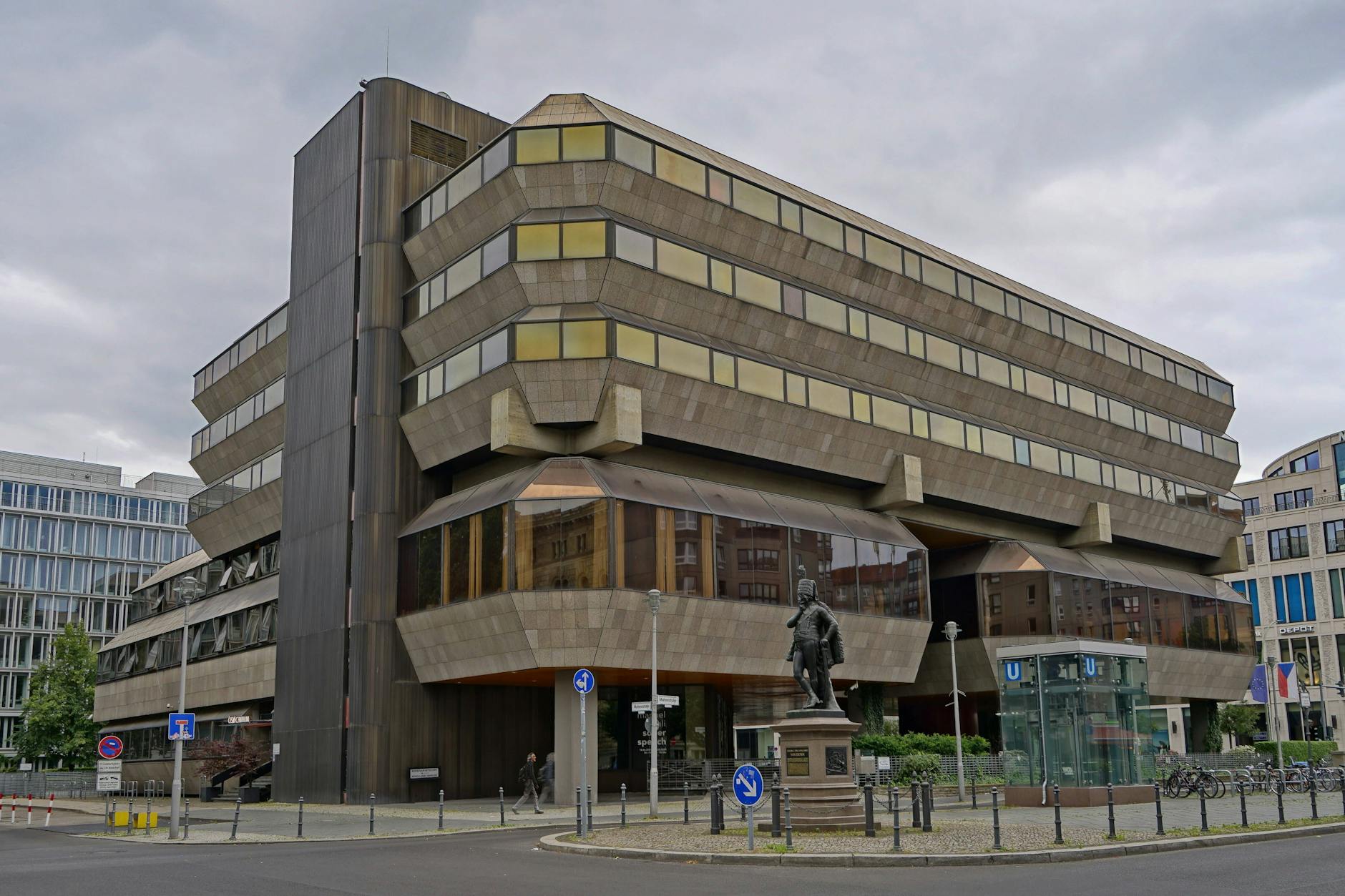 Sieht aus wie die Kommandozentrale des böhmischen Todessterns: die Tschechische Botschaft in der Wilhelmstraße.