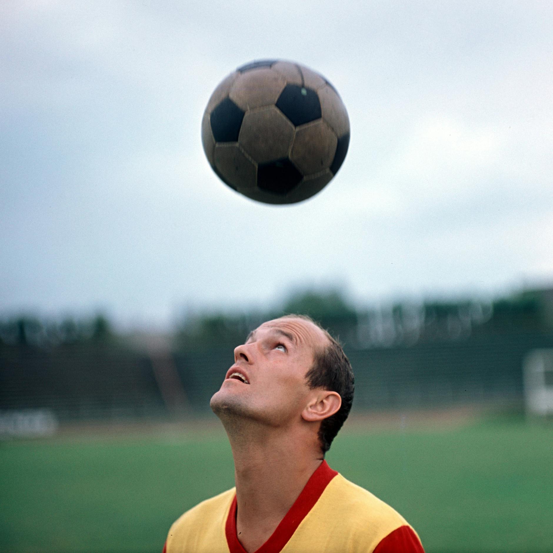 Otto Fräßdorf beim Jonglieren mit dem Kopf.