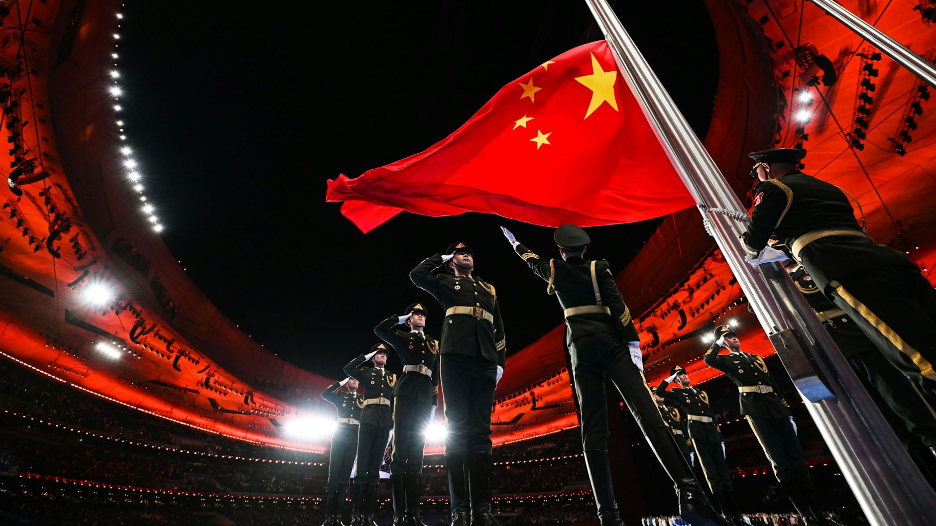 Die chinesische Flagge wird während der Eröffnungszeremonie gehisst. 