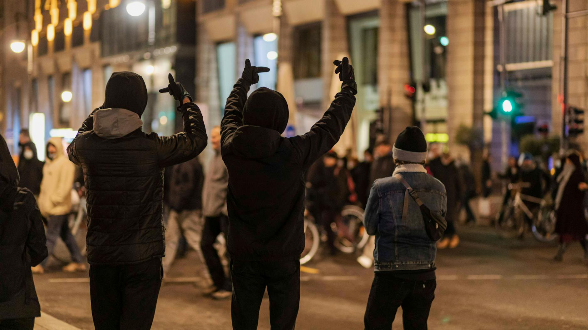 Montag in Mitte: Auch Jugendliche zeigen Flagge.