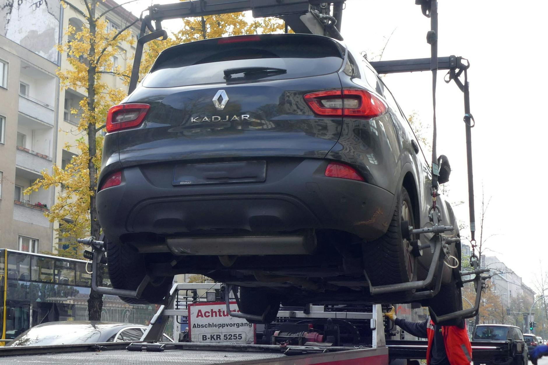 Wieder ein Falschparker erwischt: Ein Abschleppdienst bringt einen Wagen weg.
