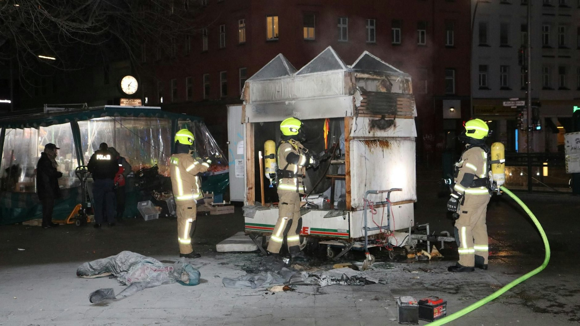 Feuerwehreinsatz am Kottbusser Tor: Im Januar letzten Jahres konnte ein Obdachloser in letzter Sekunde gerettet werden, als Unbekannte seinen Schlafplatz anzündeten.