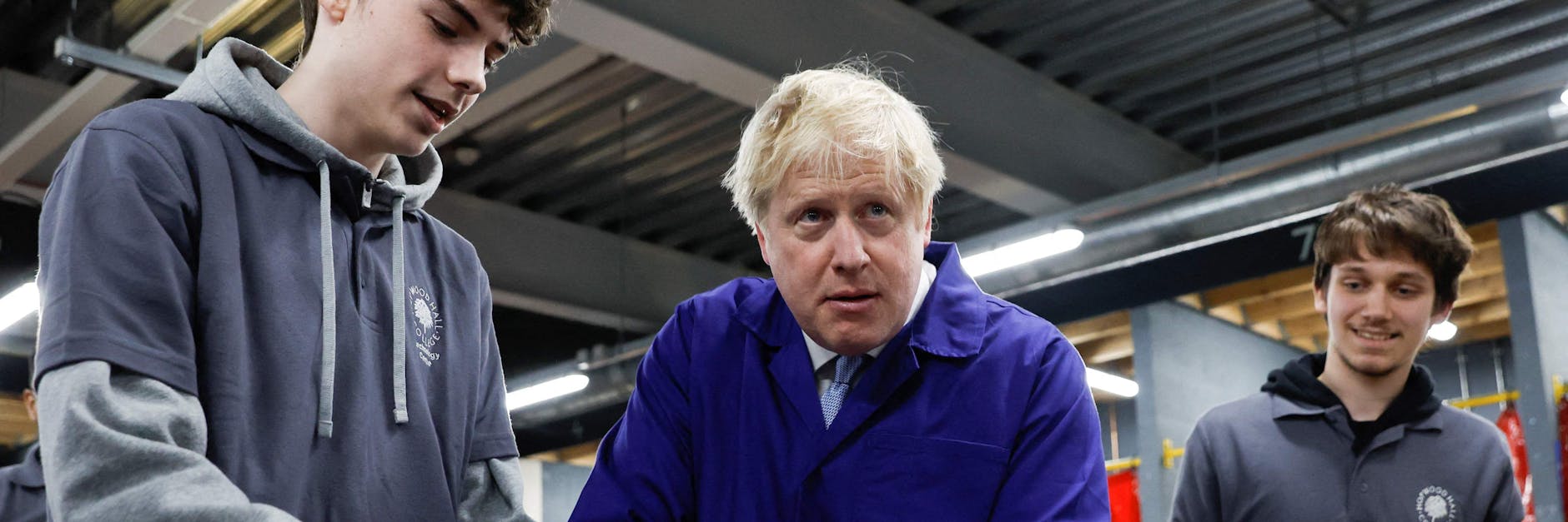 Großbritanniens Premier Boris Johnson (M.) gibt sich beim Besuch eines Technologie-Zentrums in Manchester bodenständig.