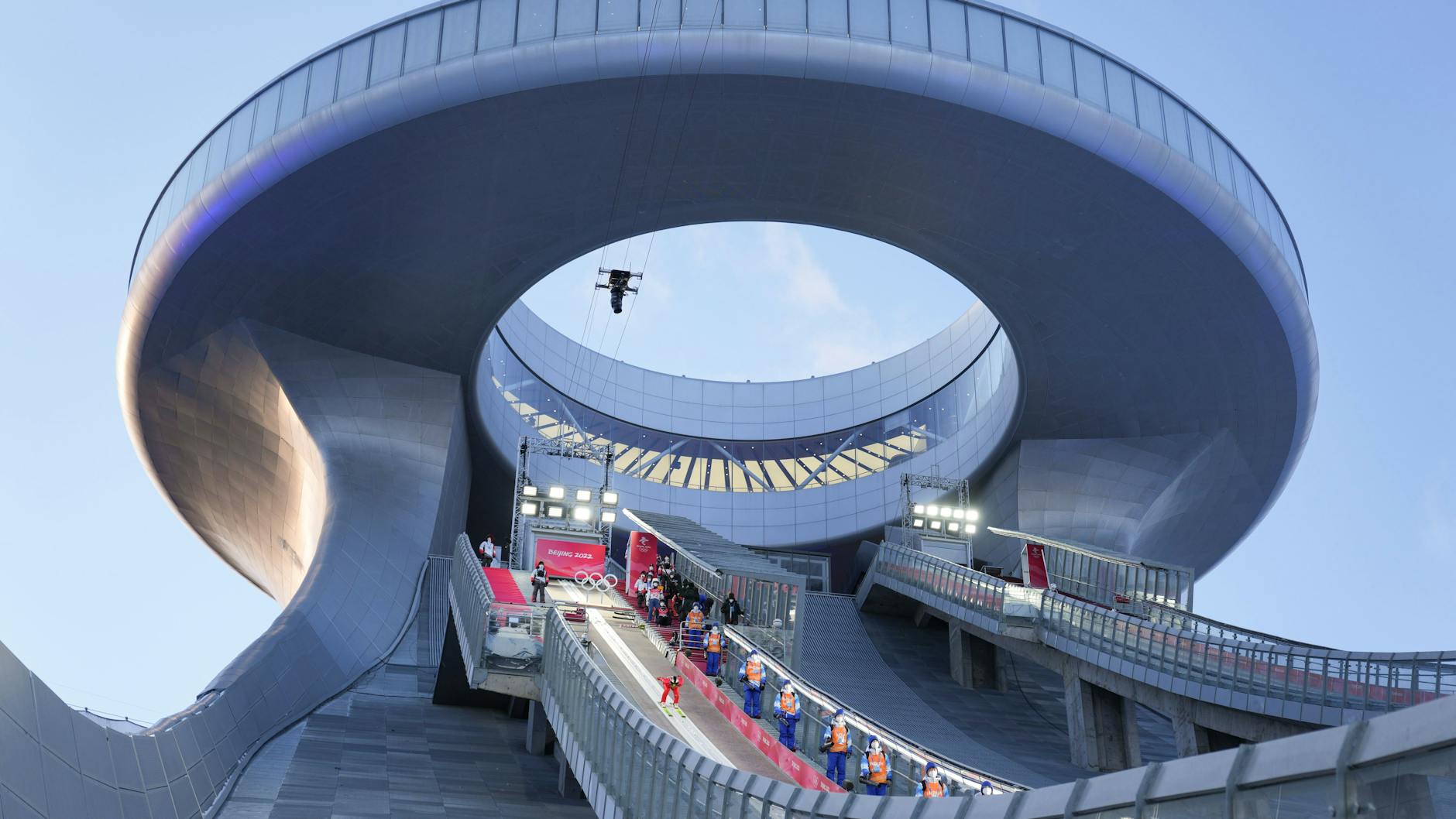 Der obere Teil der futuristisch aussehenden Skisprunganlage in Zhangjiakou.
