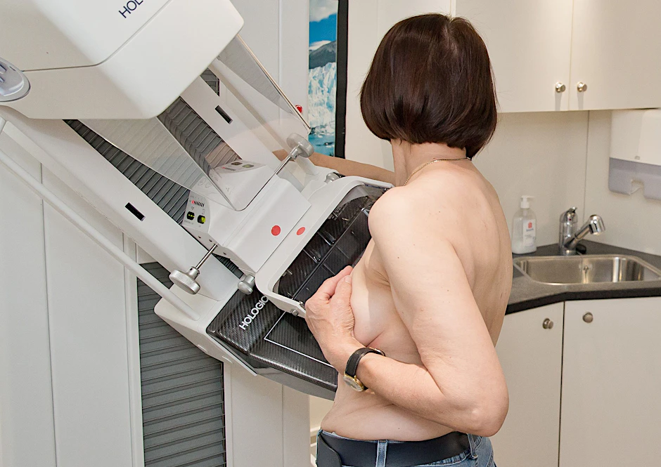 Die Brustkrebs-Früherkennung mittels Mammografie wird ab dem 50. Lebensjahr angeboten.