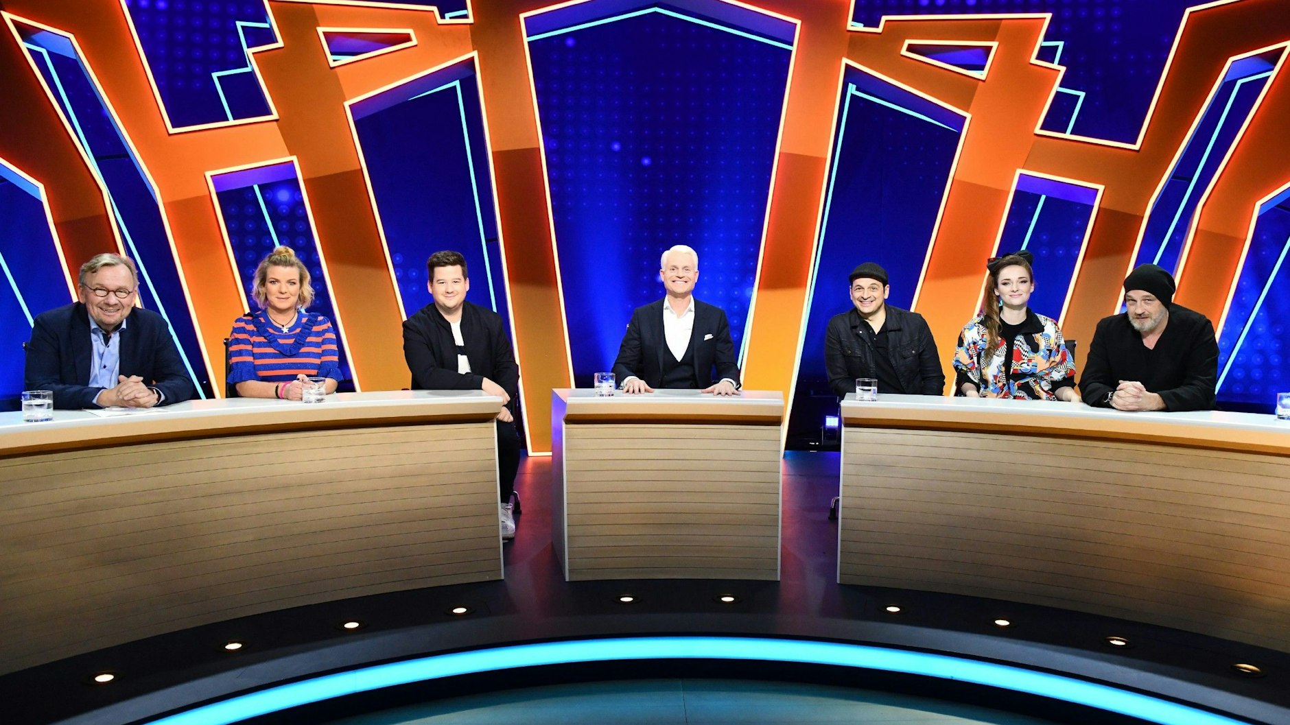 Diese sieben Comedians saßen in der ersten Folge von 7 Tage, 7 Köpfe am Pult.