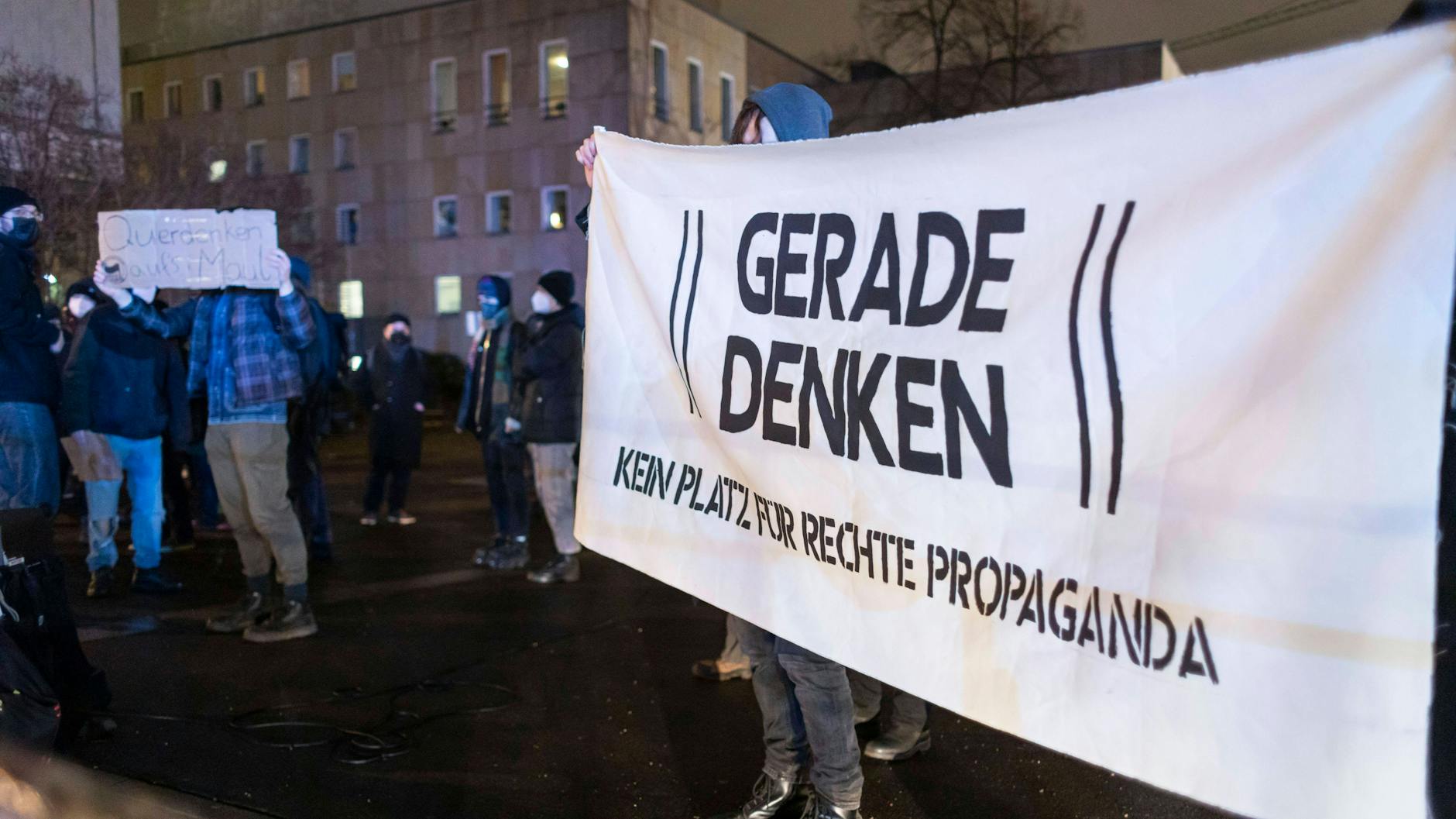 Gegenprotest gegen die Montagsdemo in Mitte