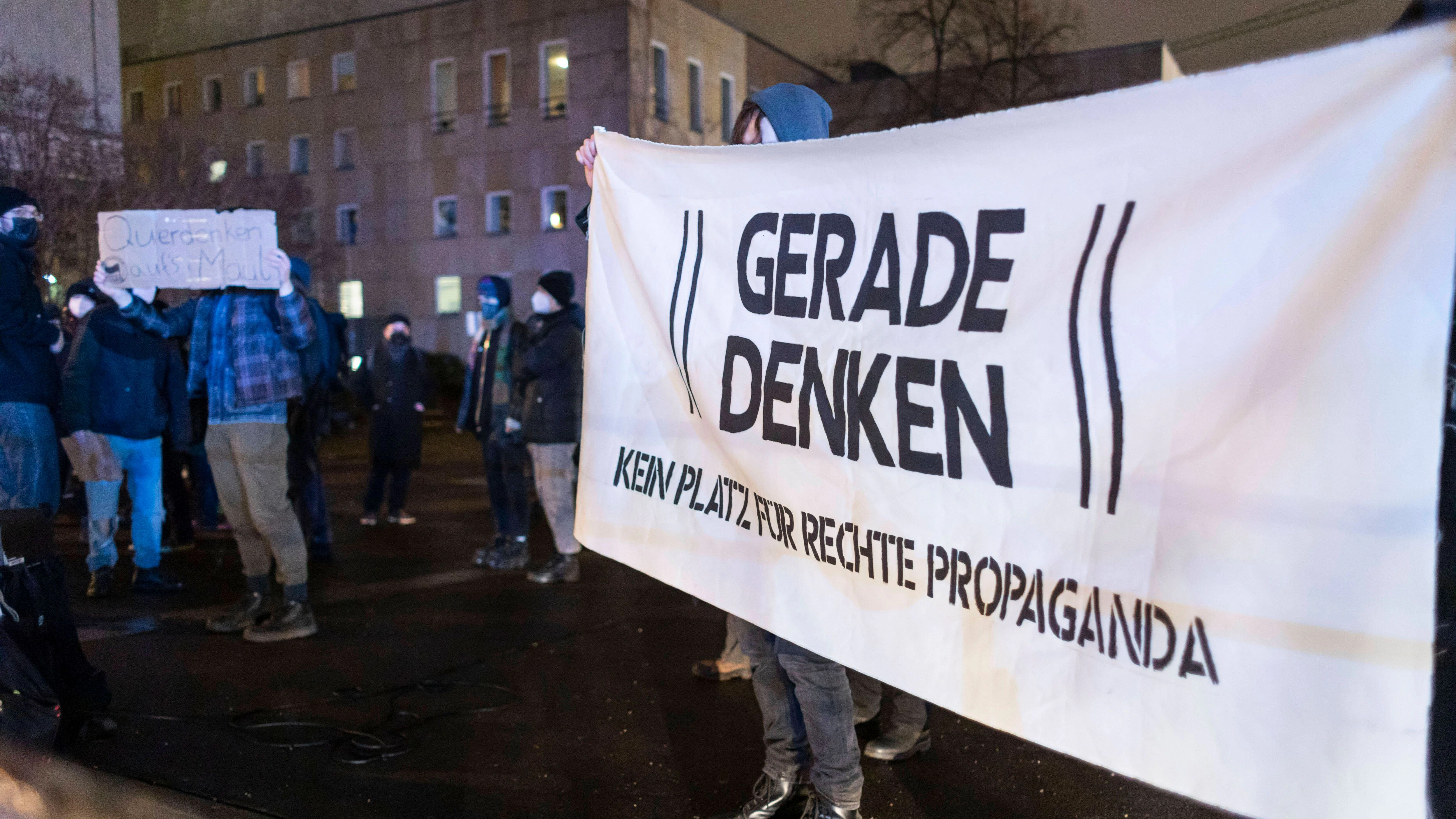 Gegenprotest gegen die Montagsdemo in Mitte